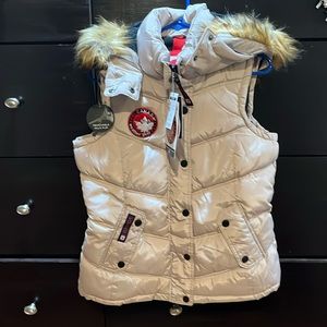 NWT Canada Weather Gear warm puffer vest Women’s Small